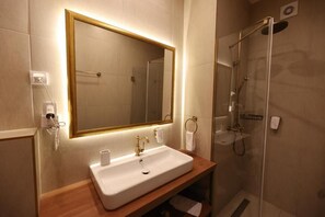 Dusche, Bademäntel, Hausschuhe, Handtücher