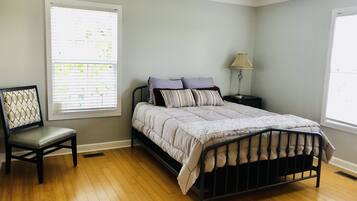 4 bedrooms, iron/ironing board, WiFi, bed sheets