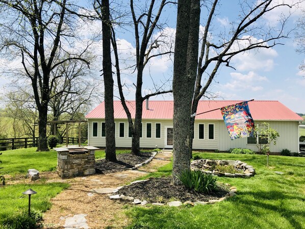 Terrace/patio - 400 acre working cattle and horse farm (Wartrace)