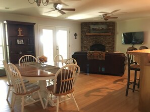 Dining - 400 acre working cattle and horse farm (Wartrace)