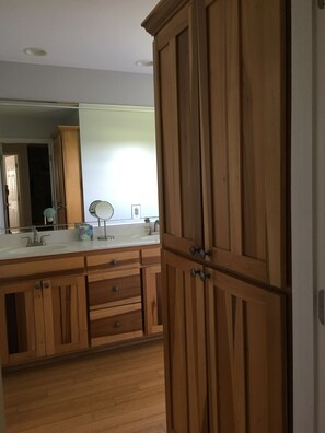 Combined shower/tub, jetted tub, hair dryer, towels - 400 acre working cattle and horse farm (Wartrace)