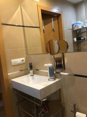 Regadera, tina de hidromasaje, amenidades de baño gratuitas 