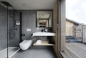 Large Room with Terrace | Baño | Regadera, amenidades de baño ecológicas, secadora de cabello, toallas 