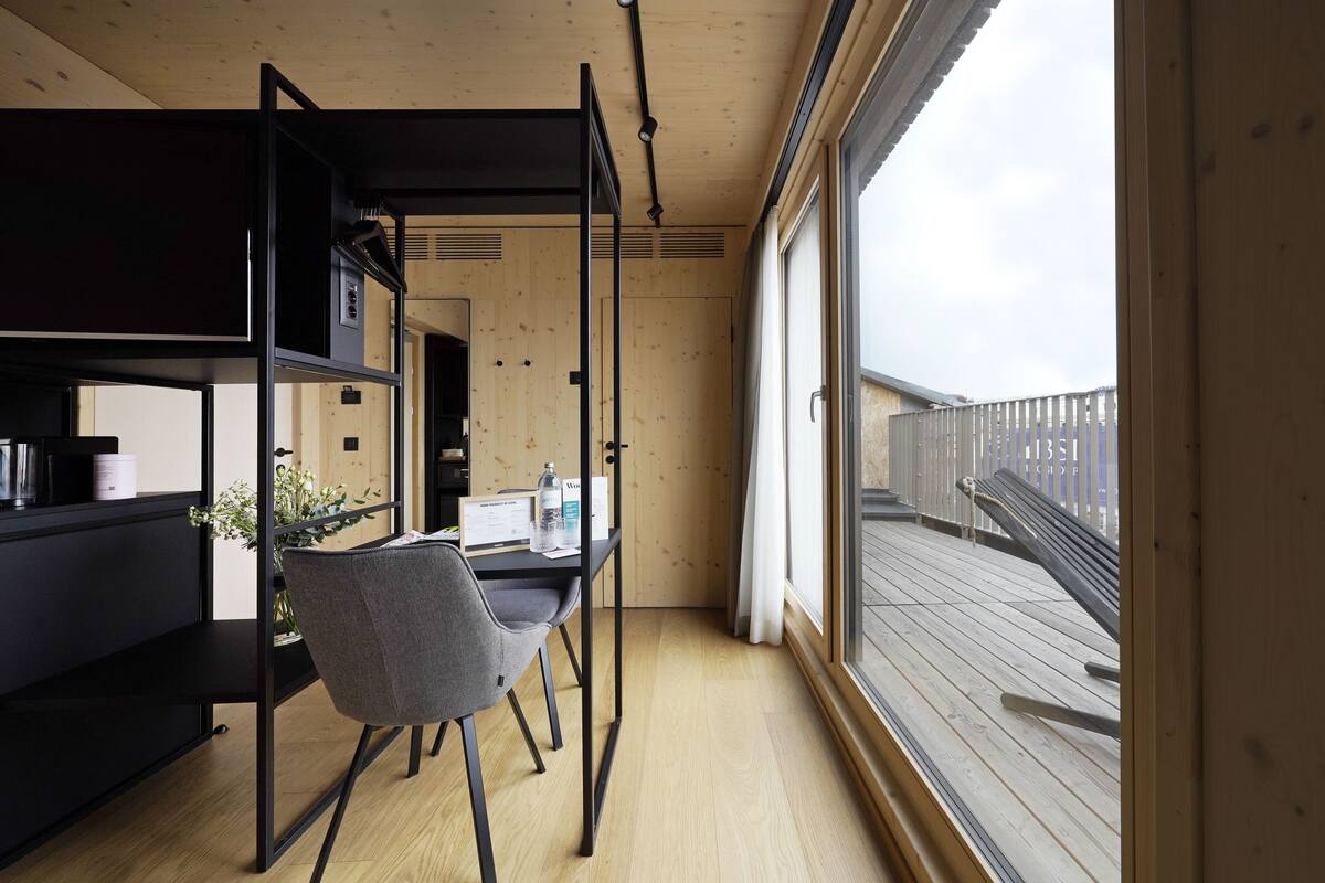 Large Room with Terrace | 部屋からの景観