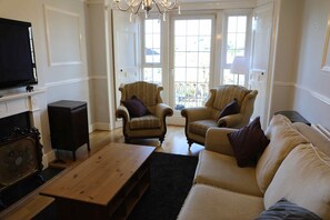 Smart TV, chimenea, videojuegos y libros 