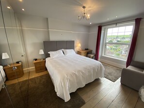 6 bedrooms, iron/ironing board, travel cot, free WiFi - Midsomer Manor Near Bath - Hot Tub & Lodge (Midsomer Norton)