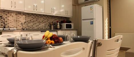 Frigorífico grande, horno, placa de cocina y hervidor eléctrico