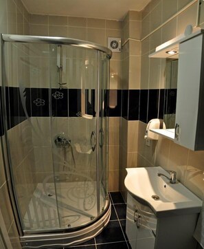 Shower, hair dryer, slippers, towels - Noi Suites (Istanbul)