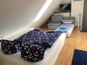 1 bedroom, desk, iron/ironing board, WiFi - 80 m from the beach, everything in view - Anchorage vacation apartment (Rostock-Warnemünde)