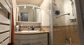 Dusche, Haartrockner, Handtücher, Seife