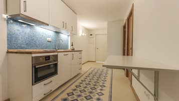 Placa de cuina i utensilis de cuina, vaixella i coberteria