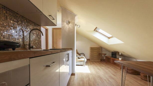 A modern kitchen with a wooden countertop, a built-in oven, and a tiled backsplash. - Relaxing Guesthouse - Sónia's Houses (Lisbon)