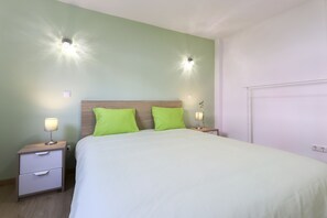 Suite, baño privado (Relax Green Bamboo) | Tabla de planchar con plancha, camas extra, wifi gratis y ropa de cama