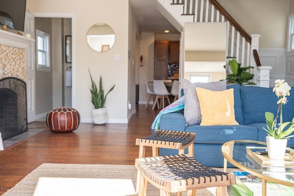 Een televisie en een open haard