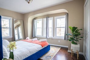 4 slaapkamers, verduisterende gordijnen, een strijkplank/strijkijzer