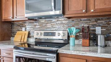 Kylskåp, mikrovågsugn, ugn och spishäll