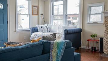 Een televisie en een open haard