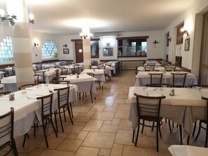 Der serveres frokost og aftensmad