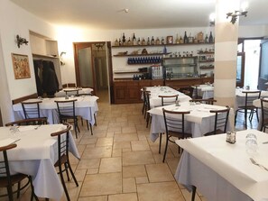 Der serveres frokost og aftensmad