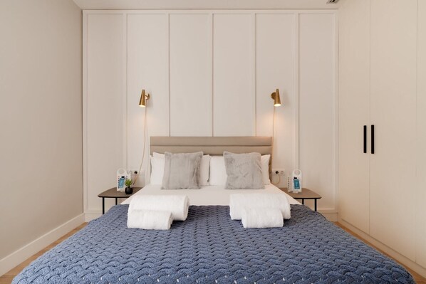 2 Schlafzimmer, Schreibtisch, Bügeleisen/Bügelbrett, kostenloses WLAN