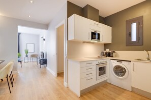 Een koelkast, een microgolfoven, een oven, een kookplaat