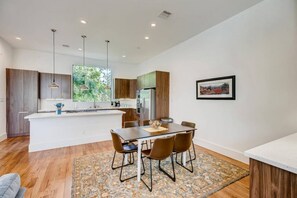 Dining - Mins To DT Houston / 4-Story/ 7 Beds / City Views

 (Houston)
