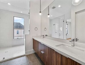 Hair dryer, towels, soap, shampoo - Mins To DT Houston / 4-Story/ 7 Beds / City Views

 (Houston)