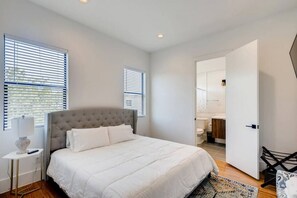 4 bedrooms, desk, iron/ironing board, WiFi - Mins To DT Houston / 4-Story/ 7 Beds / City Views

 (Houston)
