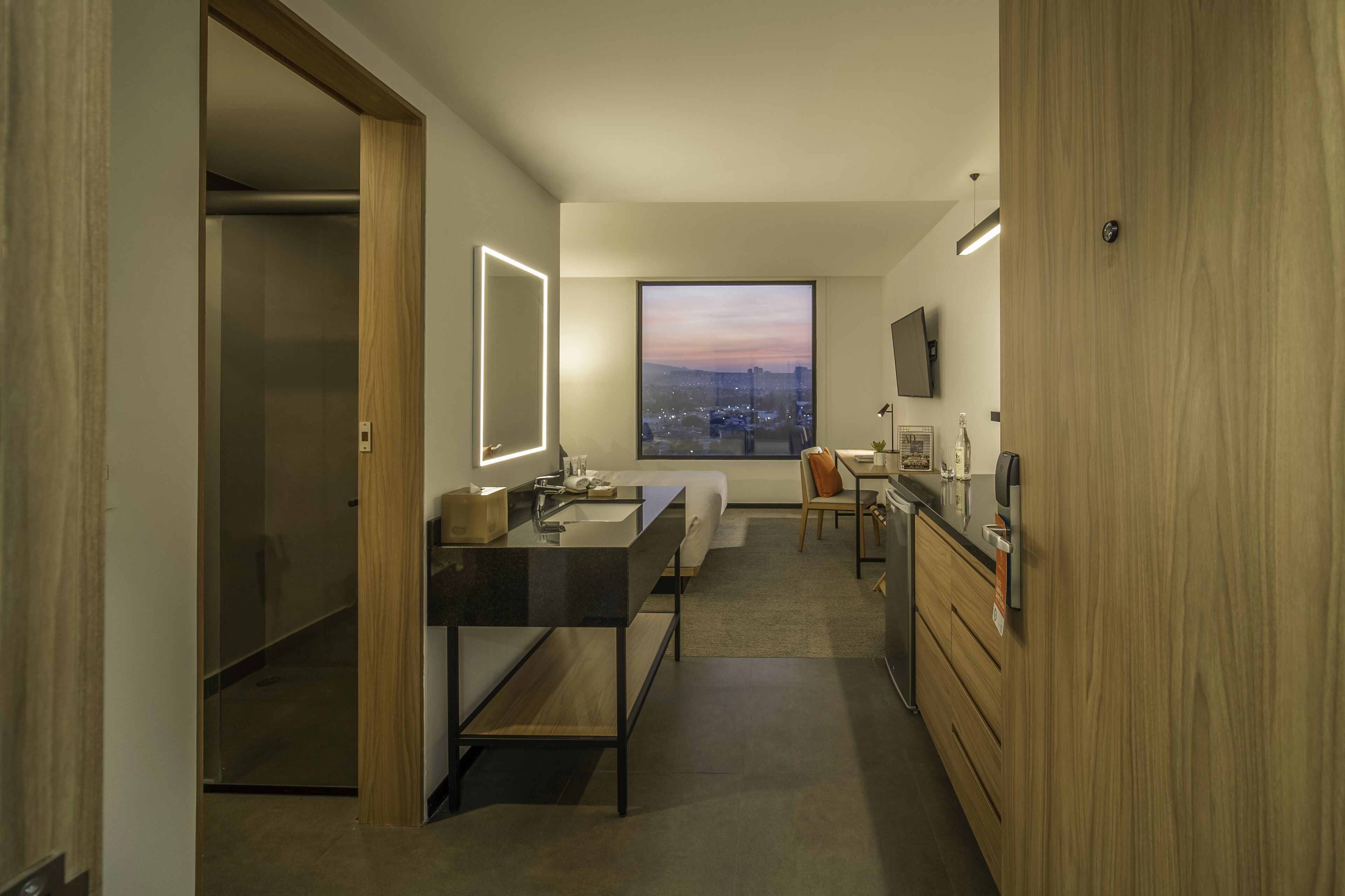 淋浴設備、名牌盥洗用品、吹風機、毛巾