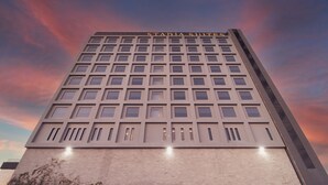 A high-rise hotel with a grid of windows and a sign reading "Stadia Suites" at the top. -  Stadía Suites Querétaro Centro Histórico (Querétaro)