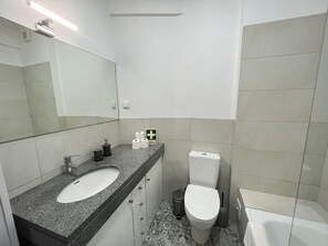 City Apartment, 2 Bedrooms | Bathroom | Bathtub, hair dryer, towels - 27 92 Campolide Apartment (Lisbon)