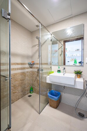 Douche, sèche-cheveux, serviettes fournies, savon