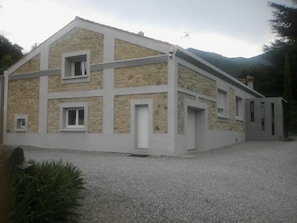 Vista frontal de la propiedad