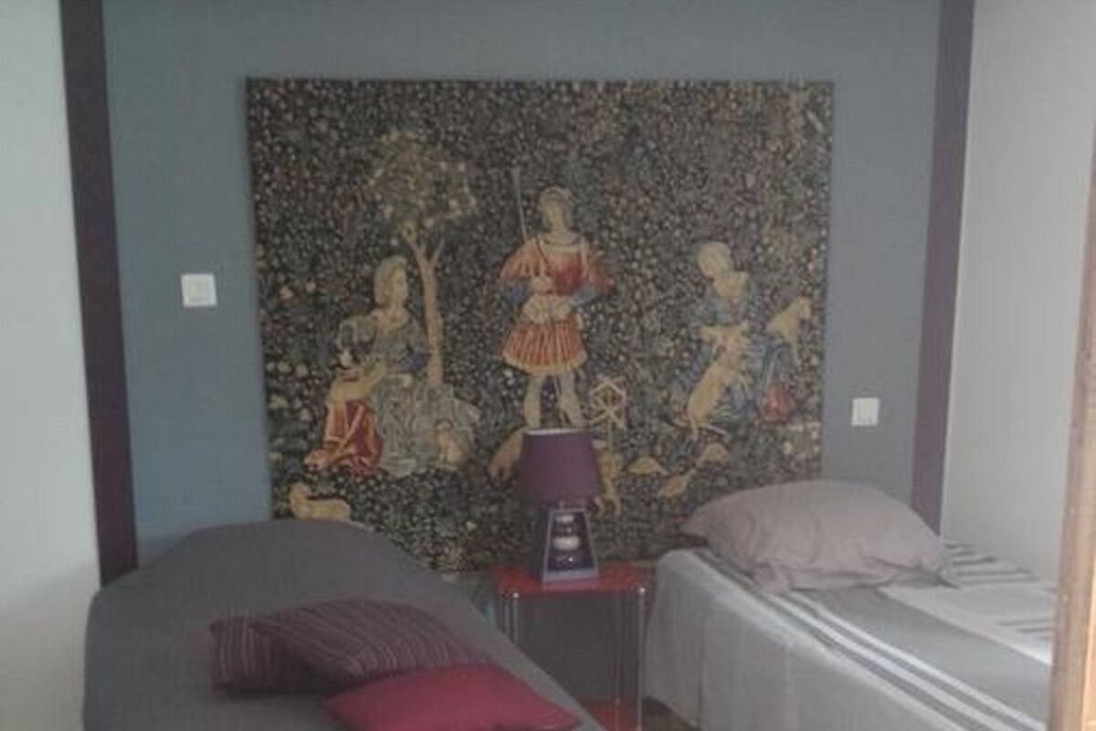 Habitación triple superior | Decoración personalizada, muebles diferentes y escritorio