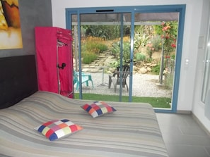 Habitación doble de diseñador | Decoración personalizada, muebles diferentes y escritorio