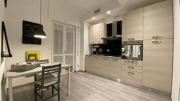 CafetiĂšre/bouilloire, batterie de cuisine, vaisselle et ustensiles