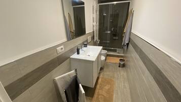 SĂšche-cheveux, serviettes fournies