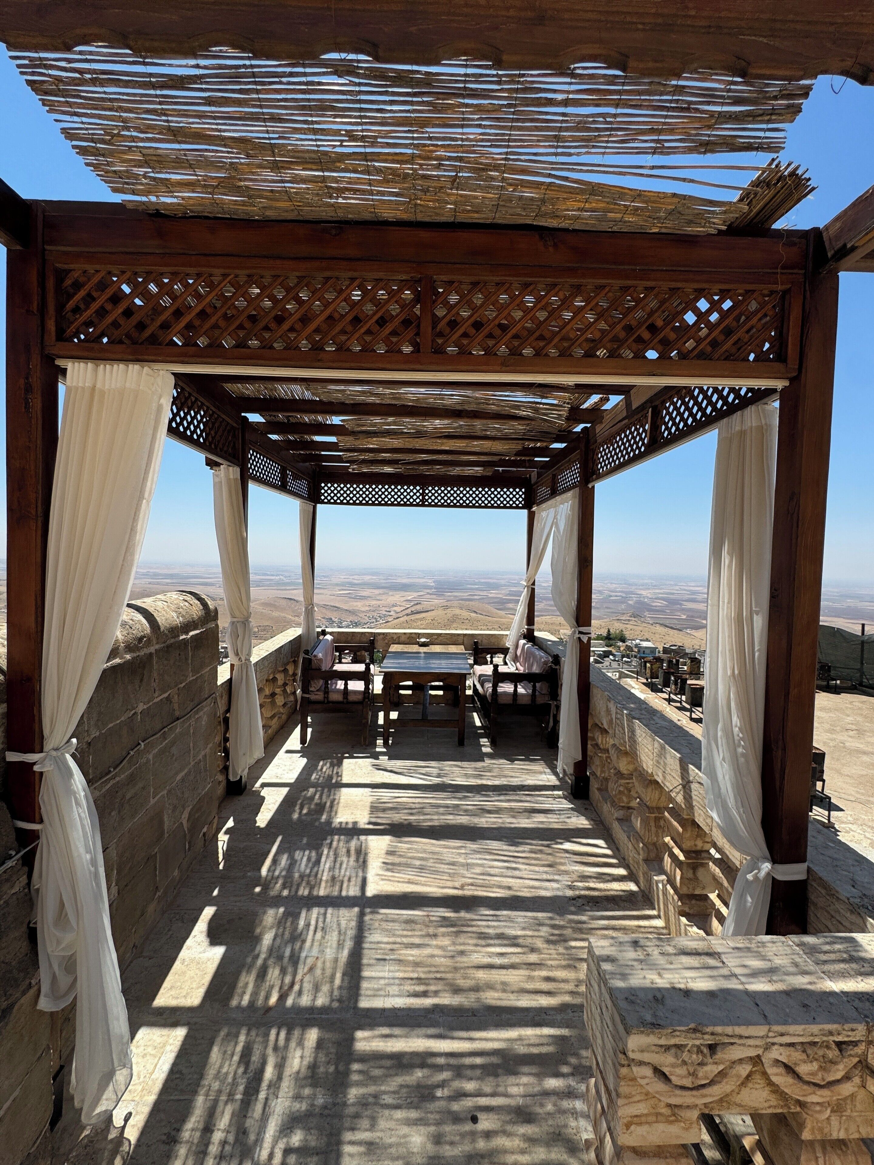 Habitación doble de lujo | Área de sala de estar | Televisión LCD 