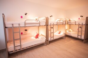 Dortoir Partagé, femmes uniquement, salle de bains commune (1 bed in 8 beds women only Dormitory) | Fer et planche à repasser, Wi-Fi gratuit, draps fournis