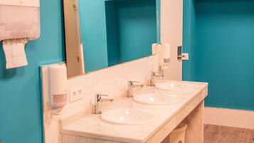 Douche, sĂšche-cheveux, serviettes fournies, papier toilette