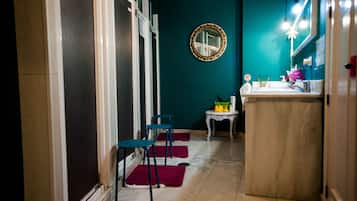 Een douche, een haardroger, handdoeken, toiletpapier