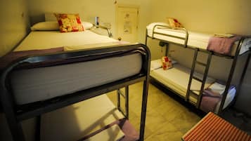 Une chambre de dortoir avec des lits superposés, un bureau et une chaise.