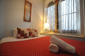 Iron/ironing board, free WiFi, bed sheets - La Flamenka Hostel (Seville)