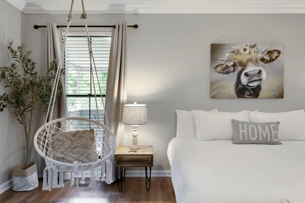 8 bedrooms, desk, free WiFi, bed sheets