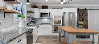 Lyric Retreat at GratiDude Ranch - Sleeps 23 with Pool in Leiper's Fork