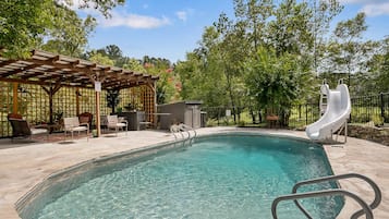 Una piscina al aire libre, una piscina climatizada