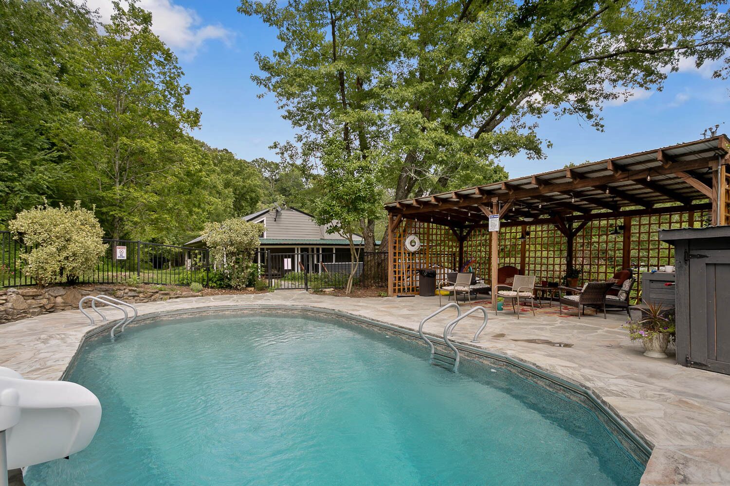 Een buitenzwembad en een verwarmd zwembad