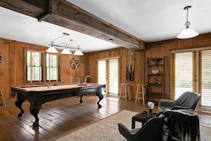 Game room - Lyric Retreat at GratiDude Ranch - Sleeps 23 with Pool in Leiper's Fork (Franklin)