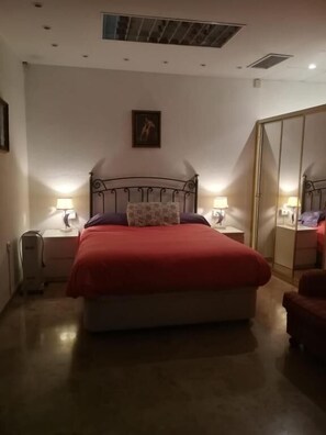 Escritorio, wifi gratis, ropa de cama