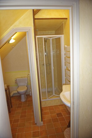 Douche, sĂšche-cheveux, serviettes fournies, savon